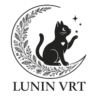Logotip Lunin vrt z mačko, ki sedi na polmesecu, obdanem z rastlinskim vzorcem in zvezdami – simbol narave, mistike in povezave z zelišči.